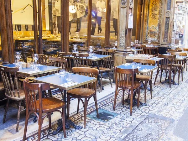 Paříž, Francie, 8. července 2016. Typické pařížské pasáže. Malebné kavárny očekává návštěvníky. — Stock fotografie