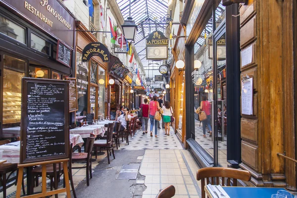 PARIS, FRANÇA, em 8 de julho de 2016. Interior de uma típica passagem parisiense. As pessoas andam — Fotografia de Stock