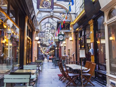 8 Temmuz 2016 üzerinde Paris, Fransa. İç tipik bir Paris geçiş. İnsanlar yürümek