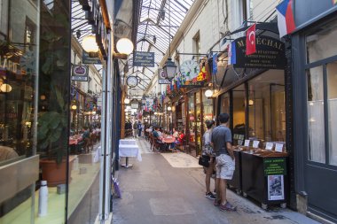 8 Temmuz 2016 üzerinde Paris, Fransa. İç tipik bir Paris geçiş. İnsanlar yürümek
