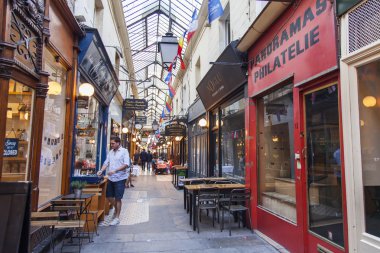 8 Temmuz 2016 üzerinde Paris, Fransa. İç tipik bir Paris geçiş. İnsanlar yürümek