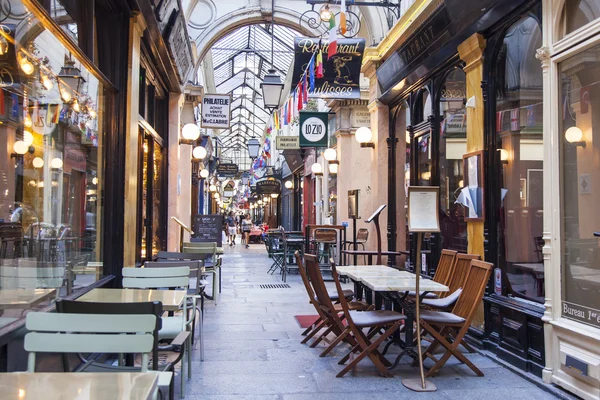 PARIS, FRANÇA, em 8 de julho de 2016. Típica passagem parisiense. O café pitoresco espera visitantes . — Fotografia de Stock