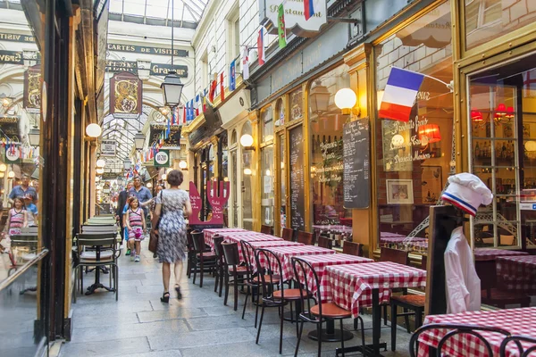 Paris, Frankrike, den 8 juli 2016. Interiören i en typisk parisisk passage. Folk går — Stockfoto