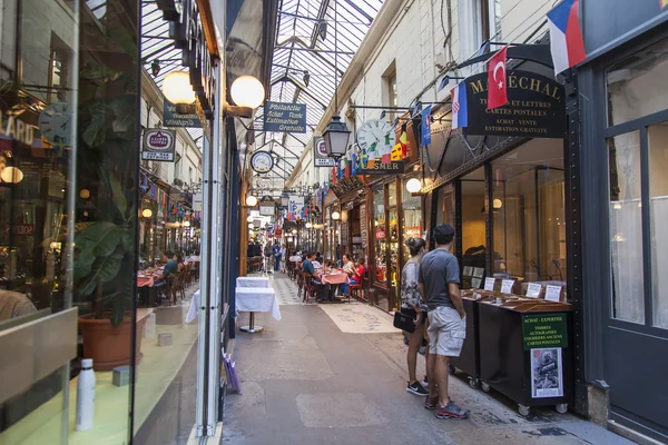 PARIS, FRANÇA, em 8 de julho de 2016. Interior de uma típica passagem parisiense. As pessoas andam — Fotografia de Stock