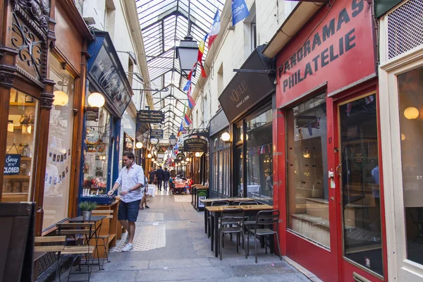 PARIS, FRANÇA, em 8 de julho de 2016. Interior de uma típica passagem parisiense. As pessoas andam — Fotografia de Stock