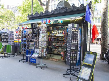 Paris, Fransa, 5 Temmuz 2016. Tipik kentsel görünümü. Basın satış standı 