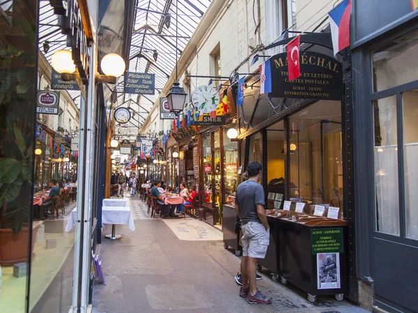 Paryż, Francja, zm. 8 lipca 2016. Wnętrze typowo paryskich przejście. Ludzie chodzą — Zdjęcie stockowe
