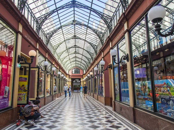 PARIS, FRANÇA, em 8 de julho de 2016. Interior de uma típica passagem parisiense. As pessoas andam — Fotografia de Stock