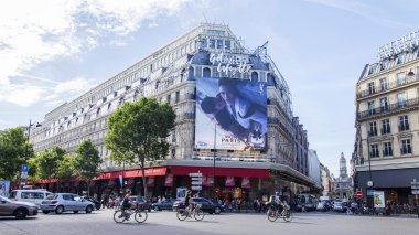 Paris, Fransa, 1 Kasım 2017. İyi bilinen Galeri şehrin tarihi kesiminde Lafayette alışveriş