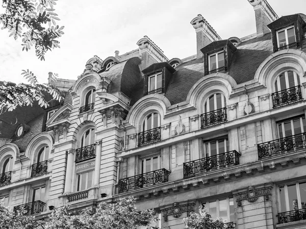 Париж, Франция, 11 июля 2016 г. Типичная архитектура города. Осколок фасада здания — стоковое фото