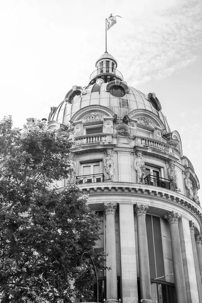 Paris, Frankrike, den 11 juli 2016. Typiska staden arkitektur. Byggnadens fasad fragment — Stockfoto