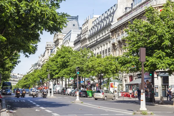 PARIS, FRANCE, le 8 juillet 2016. La rue pittoresque typique dans une partie historique de la ville — Photo