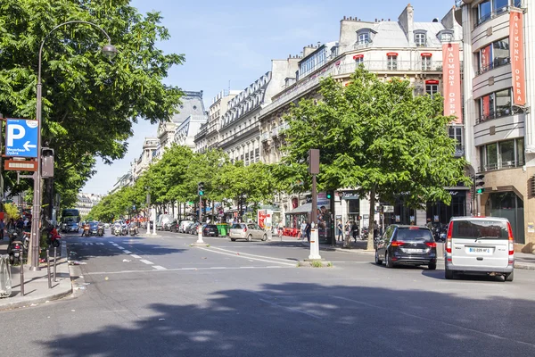 París, Francia, 8 de julio de 2016. La típica calle pintoresca en una parte histórica de la ciudad — Foto de Stock