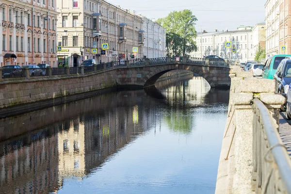 ST. PETERSBURG, RUSSIA, on August 21, 2016. Architectural complex of Griboyedov Canal Embankment. Buildings are reflected in water. — Stock Photo, Image