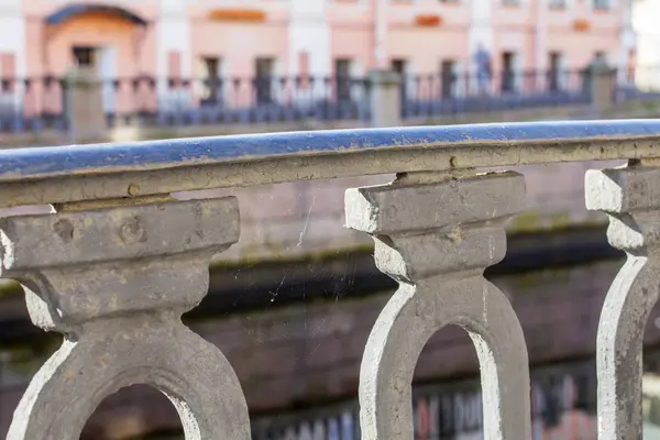 ST. PETERSBURG, RUSSIA, on August 21, 2016. Griboyedov Canal Embankment. The web hangs on a protection of the channel — Stock Photo, Image