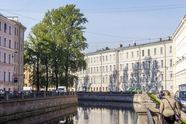 St. petersburg, russland, am 21. august 2016. architektonischer komplex des griboyedov kanaldamms. Gebäude spiegeln sich im Wasser. — Stockfoto