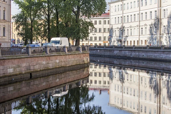 St. petersburg, russland, am 21. august 2016. architektonischer komplex des griboyedov kanaldamms. Gebäude spiegeln sich im Wasser. — Stockfoto