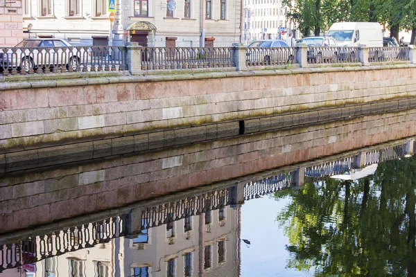 ST. PETERSBURG, RUSSIA, on August 21, 2016. Architectural complex of Griboyedov Canal Embankment. Buildings are reflected in water. — Stock Photo, Image