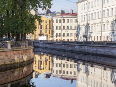   St Petersburg, Rusya, üzerinde 21 Ağustos 2016. Mimari kompleks Griboyedov kanal set of. Binalar suda yansıtılır. 