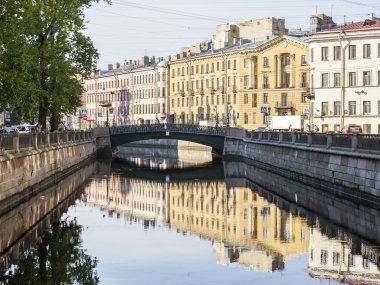   St Petersburg, Rusya, üzerinde 21 Ağustos 2016. Mimari kompleks Griboyedov kanal set of. Binalar suda yansıtılır. 