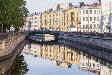   St Petersburg, Rusya, üzerinde 21 Ağustos 2016. Mimari kompleks Griboyedov kanal set of. Binalar suda yansıtılır. 