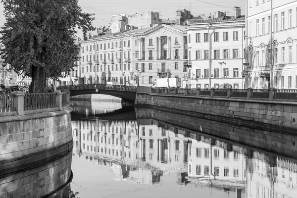 ST. PETERSBURG, RUSSIA, on August 21, 2016. Architectural complex of Griboyedov Canal Embankment. Buildings are reflected in water. — Stock Photo, Image