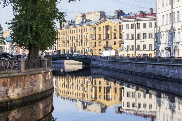 ST. PETERSBURG, RUSSIA, on August 21, 2016. Architectural complex of Griboyedov Canal Embankment. Buildings are reflected in water. — Stock Photo, Image