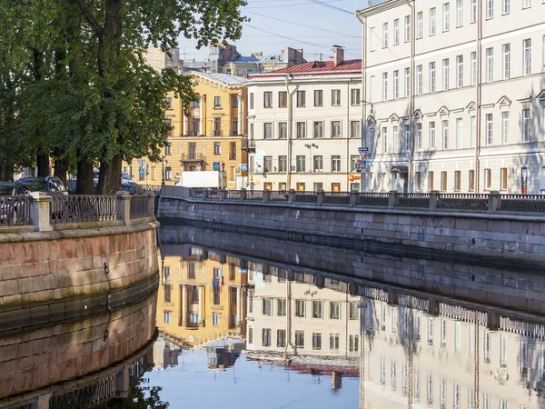 ST. PETERSBURG, RUSSIA, on August 21, 2016. Architectural complex of Griboyedov Canal Embankment. Buildings are reflected in water. — Stock Photo, Image