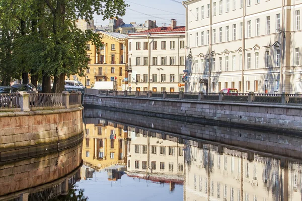 St. petersburg, russland, am 21. august 2016. architektonischer komplex des griboyedov kanaldamms. Gebäude spiegeln sich im Wasser. — Stockfoto