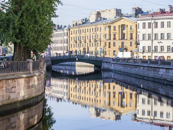St. Petersburg, Rusland, op 21 augustus 2016. Architecturale complex van Gribojedov Canal Embankment. Gebouwen worden weerspiegeld in het water. — Stockfoto