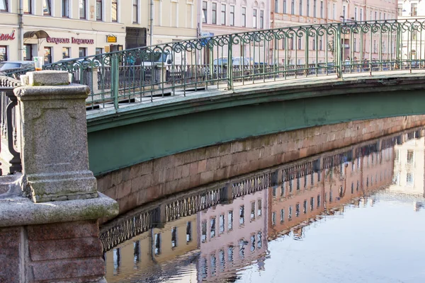 2016年8月21日、ロシア、サンクトペテルブルク。グリボイエドフ運河の橋 — ストック写真