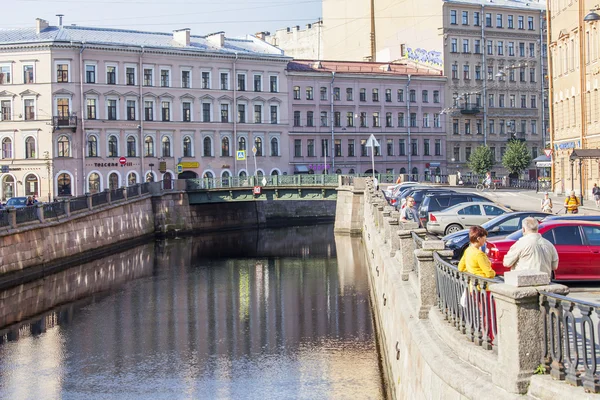 St. PETERSBURG, RUSSIA, il 21 agosto 2016. Complesso architettonico di Griboyedov Canal Embankment. Gli edifici si riflettono nell'acqua . — Foto Stock