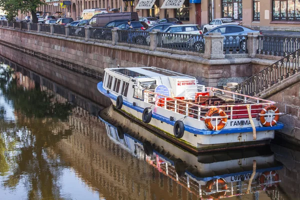 St. Petersburg, Ryssland, den 21 augusti 2016. Arkitektoniskt komplex av Gribojedov kanalen invallningen. Byggnader återspeglas i vatten. — Stockfoto