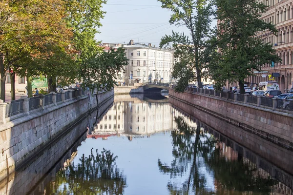 ПЕТЕРБУРГ, 21 августа. Архитектурный комплекс набережной канала Грибоедова. Здания отражаются в воде . — стоковое фото