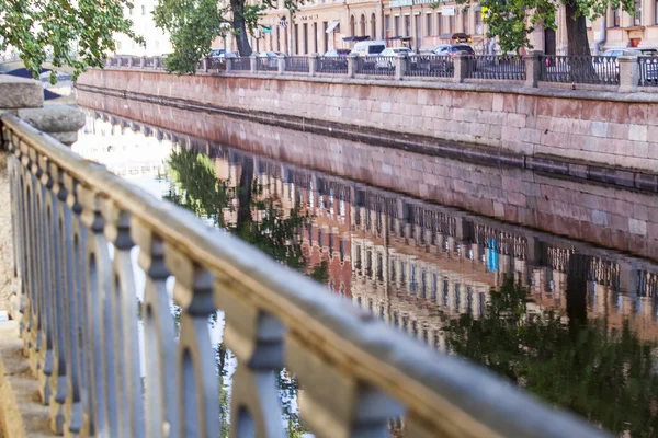 ПЕТЕРБУРГ, 21 августа. Архитектурный комплекс набережной канала Грибоедова. Здания отражаются в воде . — стоковое фото