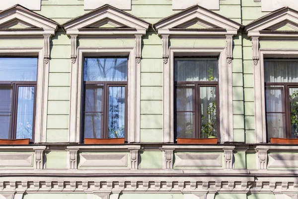 ST. PETERSBURG, RUSIA, 21 de agosto de 2016. Fragmento arquitectónico de una fachada del antiguo edificio histórico —  Fotos de Stock