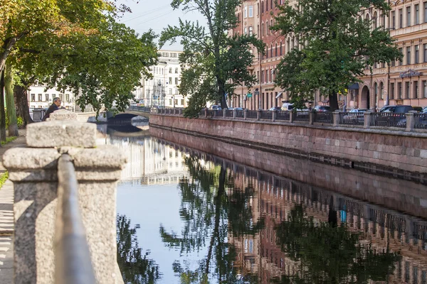 ST. PETERSBURG, RUSSIA, on August 21, 2016. Architectural complex of Griboyedov Canal Embankment. Buildings are reflected in water. — Stock Photo, Image