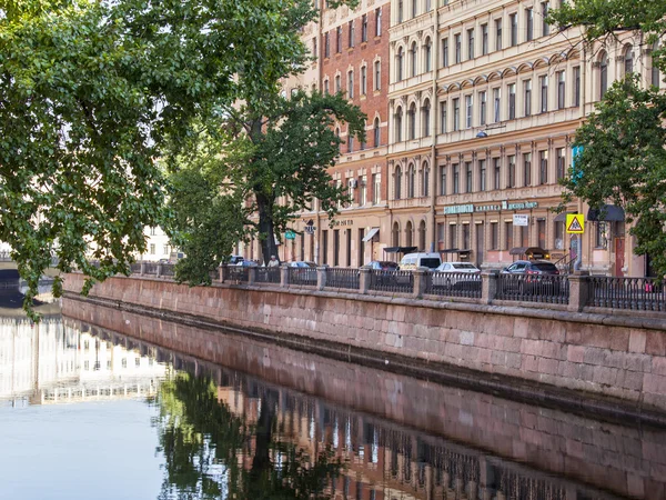 ST. PETERSBURG, RUSSIA, on August 21, 2016. Architectural complex of Griboyedov Canal Embankment. Buildings are reflected in water. — Stock Photo, Image