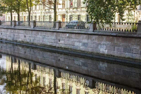 ST. PETERSBURG, RUSSIA, on August 21, 2016. Architectural complex of Griboyedov Canal Embankment. Buildings are reflected in water. — Stock Photo, Image