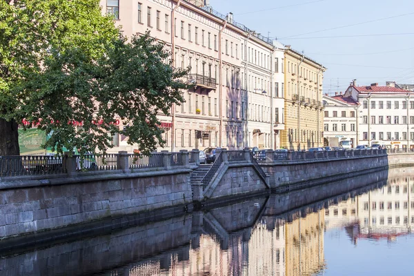ST. PETERSBURG, RÚSSIA, em agosto 21, 2016. Complexo arquitetônico de Griboyedov Canal Embankment. Edifícios são refletidos na água . — Fotografia de Stock