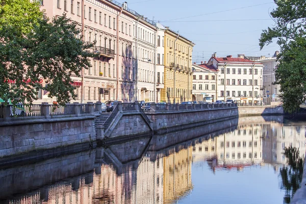 ПЕТЕРБУРГ, 21 августа. Архитектурный комплекс набережной канала Грибоедова. Здания отражаются в воде . — стоковое фото