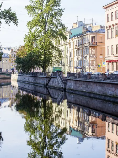 St. Petersburg, Rusko, 21 srpna 2016. Architektonický komplex Gribojedov Canal nábřeží. Budovy se odrážejí ve vodě. — Stock fotografie
