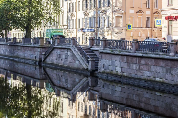 ST. PETERSBURG, RUSSIA, on August 21, 2016. Architectural complex of Griboyedov Canal Embankment. Buildings are reflected in water. — Stock Photo, Image