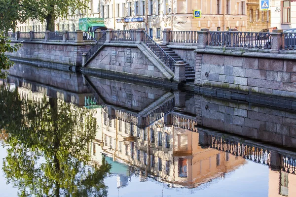 St. Petersburg, Rosja, 21 sty 2016. Kompleks architektoniczny Gribojedow Canal nasypu. Budynki są odzwierciedlane w wodzie. — Zdjęcie stockowe