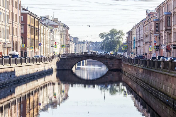 St. petersburg, russland, am 21. august 2016. architektonischer komplex des griboyedov kanaldamms. Gebäude spiegeln sich im Wasser. — Stockfoto