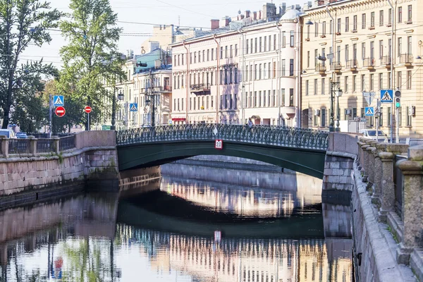 St. Petersburg, Rusko, 21 srpna 2016. Architektonický komplex Gribojedov Canal nábřeží. Budovy se odrážejí ve vodě. — Stock fotografie