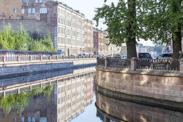 ST. PETERSBURG, RUSSIA, on August 21, 2016. Architectural complex of Griboyedov Canal Embankment. Buildings are reflected in water. — Stock Photo, Image