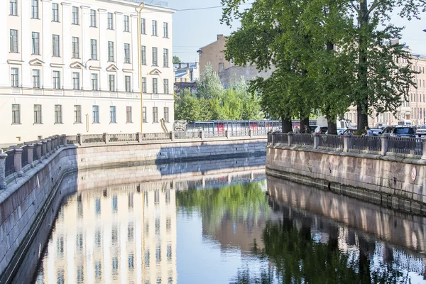 ST. PETERSBURG, RUSSIA, on August 21, 2016. Architectural complex of Griboyedov Canal Embankment. Buildings are reflected in water. — Stock Photo, Image