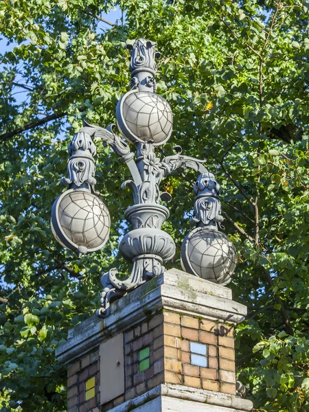 ST. PETERSBURG, RUSIA, 21 de agosto de 2016. Una hermosa farola en una parte histórica de la ciudad — Foto de Stock