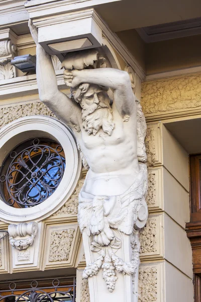 ST. PETERSBURG, RUSIA, 21 de agosto de 2016. Fragmento arquitectónico de una fachada del antiguo edificio. El Atlas soportando un balcón —  Fotos de Stock